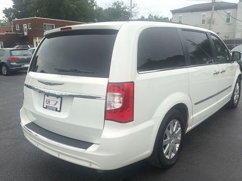 Used 2011 Chrysler Town & Country Touring-L w/ Entertainment Group #2 FWD image 5