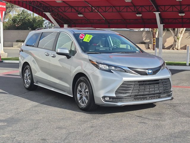 Used 2025 Toyota Sienna XLE FWD image 3