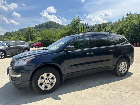 Used 2015 Chevrolet Traverse LS FWD image 2