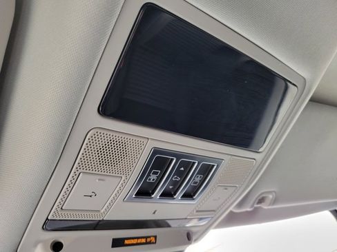 Used 2024 Land Rover Discovery S image 35