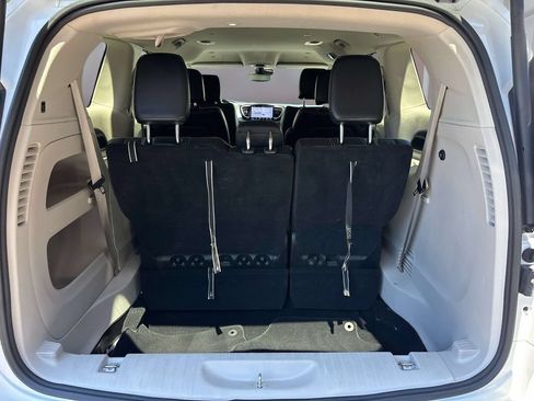 Used 2023 Chrysler Pacifica Touring-L FWD image 16