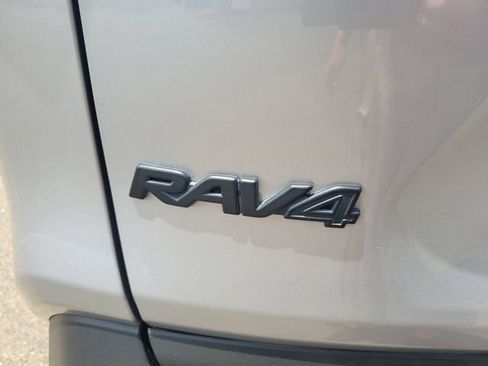 Used 2022 Toyota RAV4 XLE Premium FWD image 10