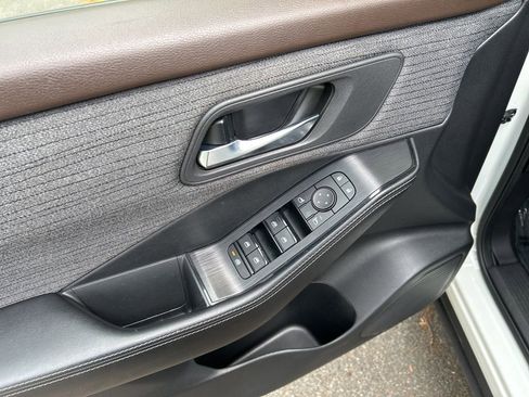 Used 2023 Nissan Rogue SV image 14