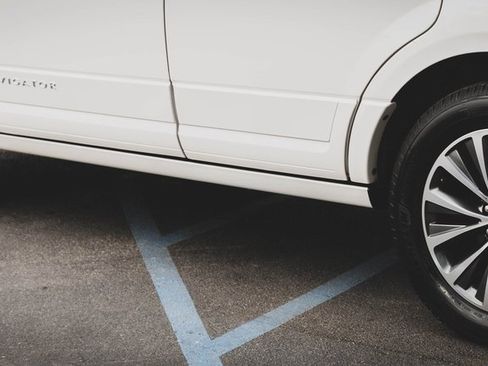 Used 2015 Lincoln Navigator 4WD image 9