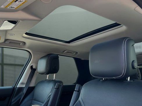 Used 2024 Land Rover Discovery S image 31