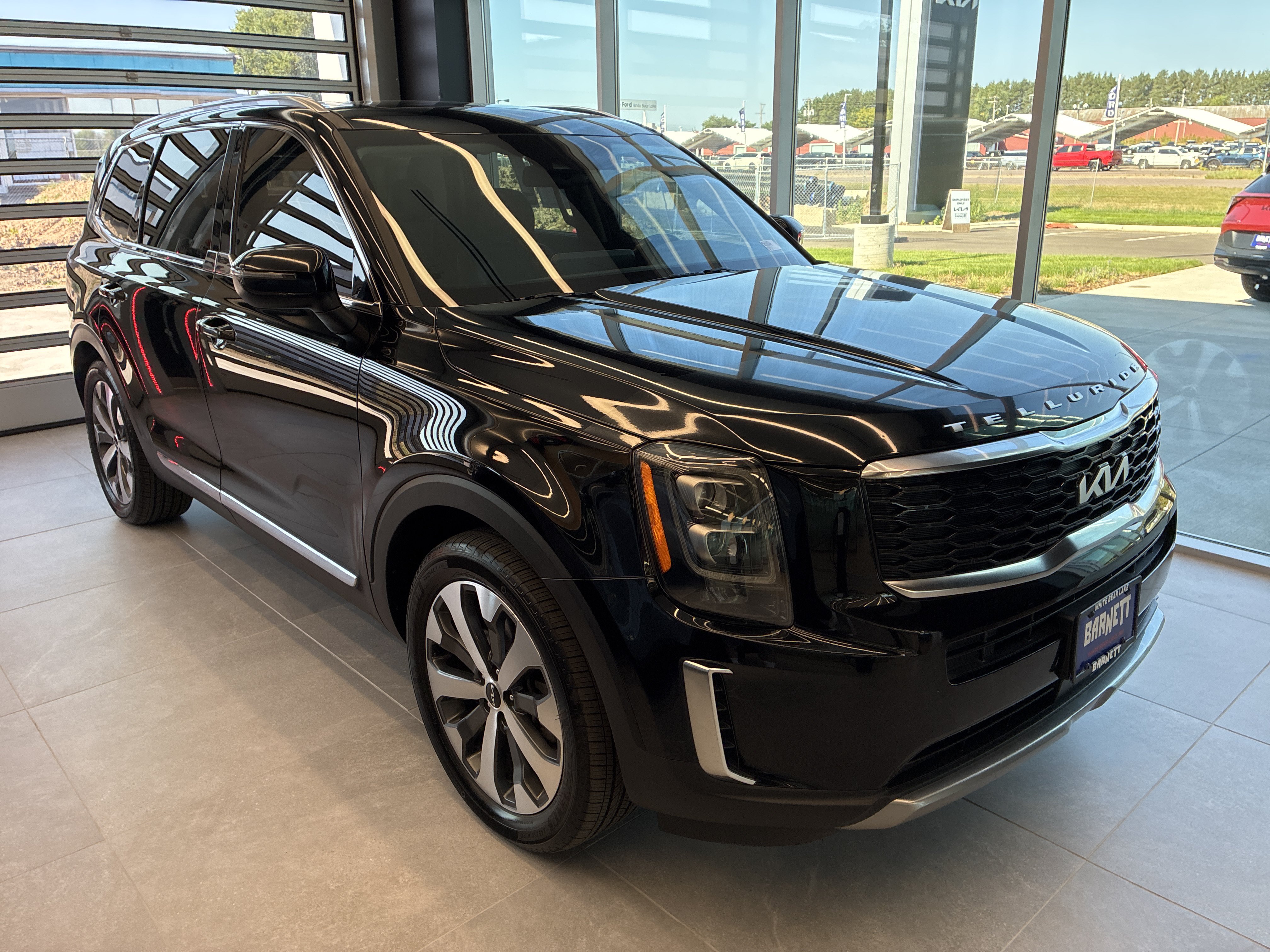 Certified 2022 Kia Telluride EX w/ EX Premium Package AWD/4WD image 2