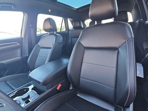 Used 2022 Volkswagen Atlas Cross Sport SEL R-Line AWD/4WD image 24