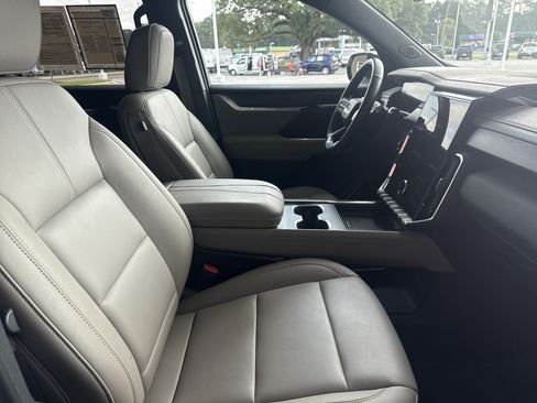Used 2026 GMC Acadia Elevation w/ Elevation Premium Package FWD image 32