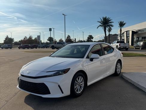 Used 2026 Toyota Camry LE w/ Convenience Package image 4