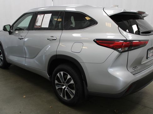Used 2021 Toyota Highlander XLE image 7