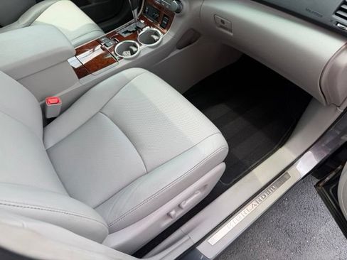 Used 2011 Toyota Highlander Limited w/ Tow Pkg AWD/4WD image 18