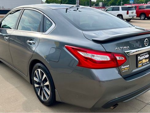 Used 2017 Nissan Altima 2.5 SL w/ Moonroof Package FWD image 5