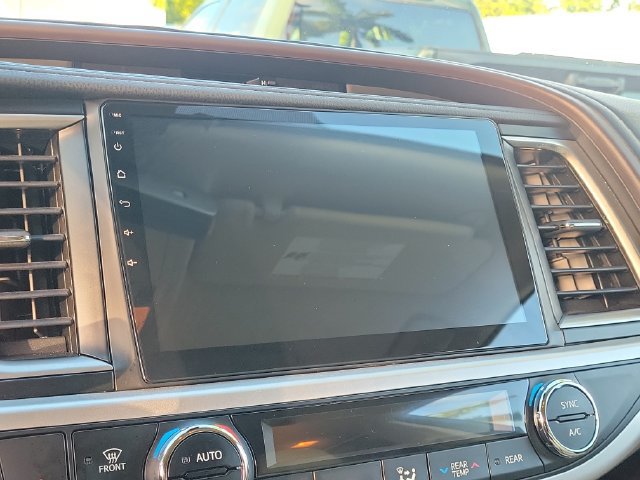 Used 2018 Toyota Highlander XLE FWD image 24