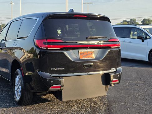 Used 2025 Chrysler Pacifica Select FWD image 16