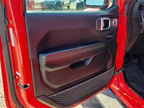 Used 2025 Jeep Wrangler Unlimited Sahara image 6