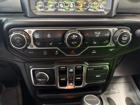 Used 2022 Jeep Gladiator Overland w/ LED Lighting Group AWD/4WD image 19