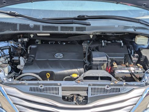 Used 2015 Toyota Sienna XLE AWD/4WD image 9