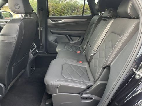 Used 2025 Volkswagen Atlas Cross Sport SE image 28