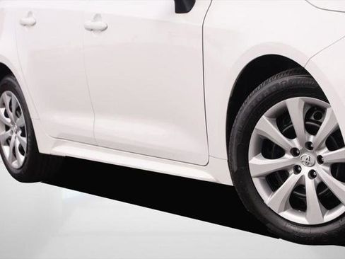 Certified 2025 Toyota Corolla LE image 3