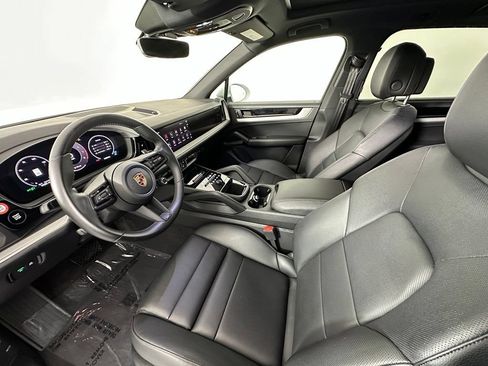 Certified 2025 Porsche Cayenne AWD/4WD image 4