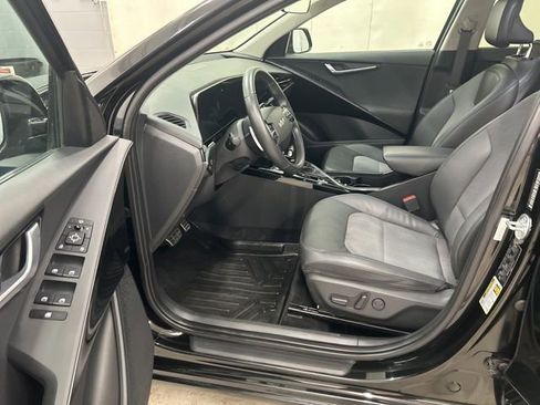 Used 2024 Kia Niro EX Touring image 9