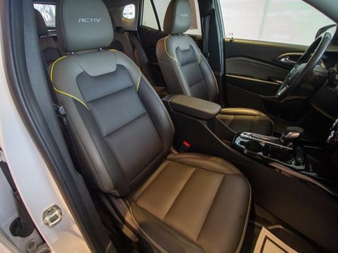 Used 2024 Chevrolet Trax ACTIV w/ Sunroof Package image 18