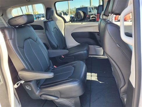 Certified 2024 Chrysler Pacifica Touring-L image 17