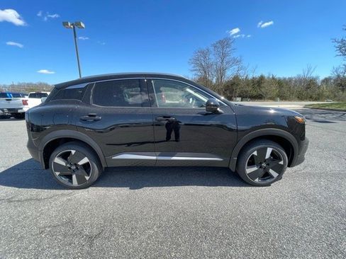 New 2025 Nissan Kicks SR image 4