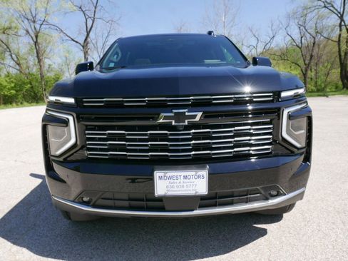 Used 2025 Chevrolet Suburban High Country AWD/4WD image 3