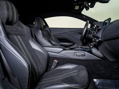 Used 2023 Aston Martin V8 Vantage Coupe image 18