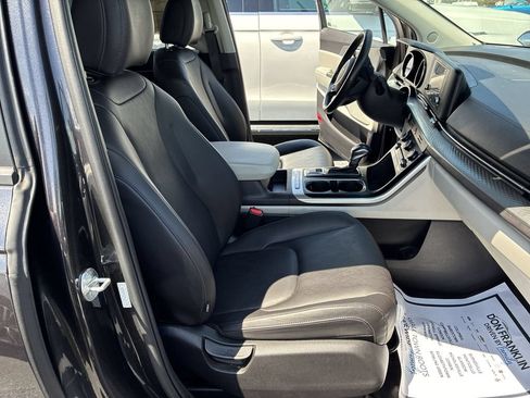Used 2024 Kia Carnival LX FWD image 24