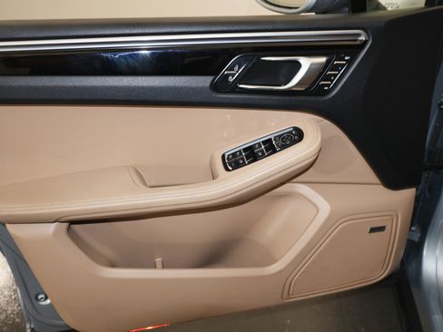 Used 2021 Porsche Macan S image 25