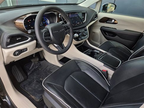 Used 2022 Chrysler Pacifica Limited w/ Uconnect Theater Family Group image 9