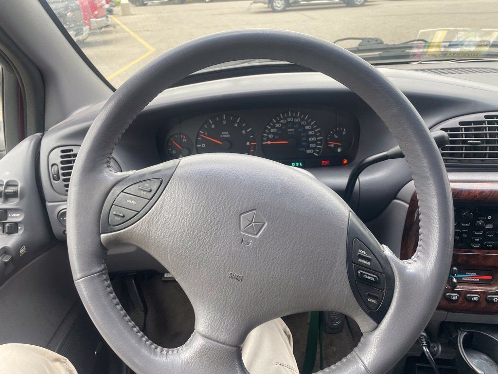 Used 1997 Chrysler Town & Country SX FWD image 19