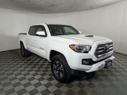 Used 2017 Toyota Tacoma TRD Sport w/ Tow Package (A/T) image 6