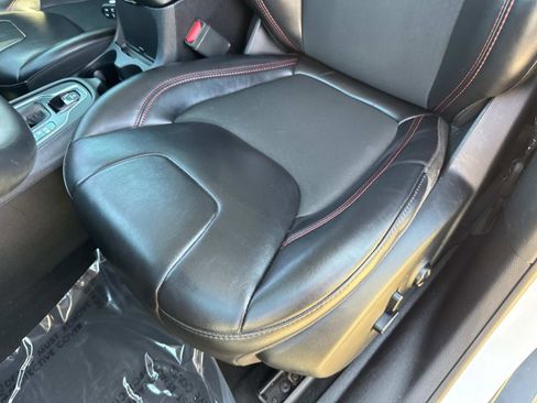 Used 2019 Jeep Cherokee Trailhawk AWD/4WD image 19