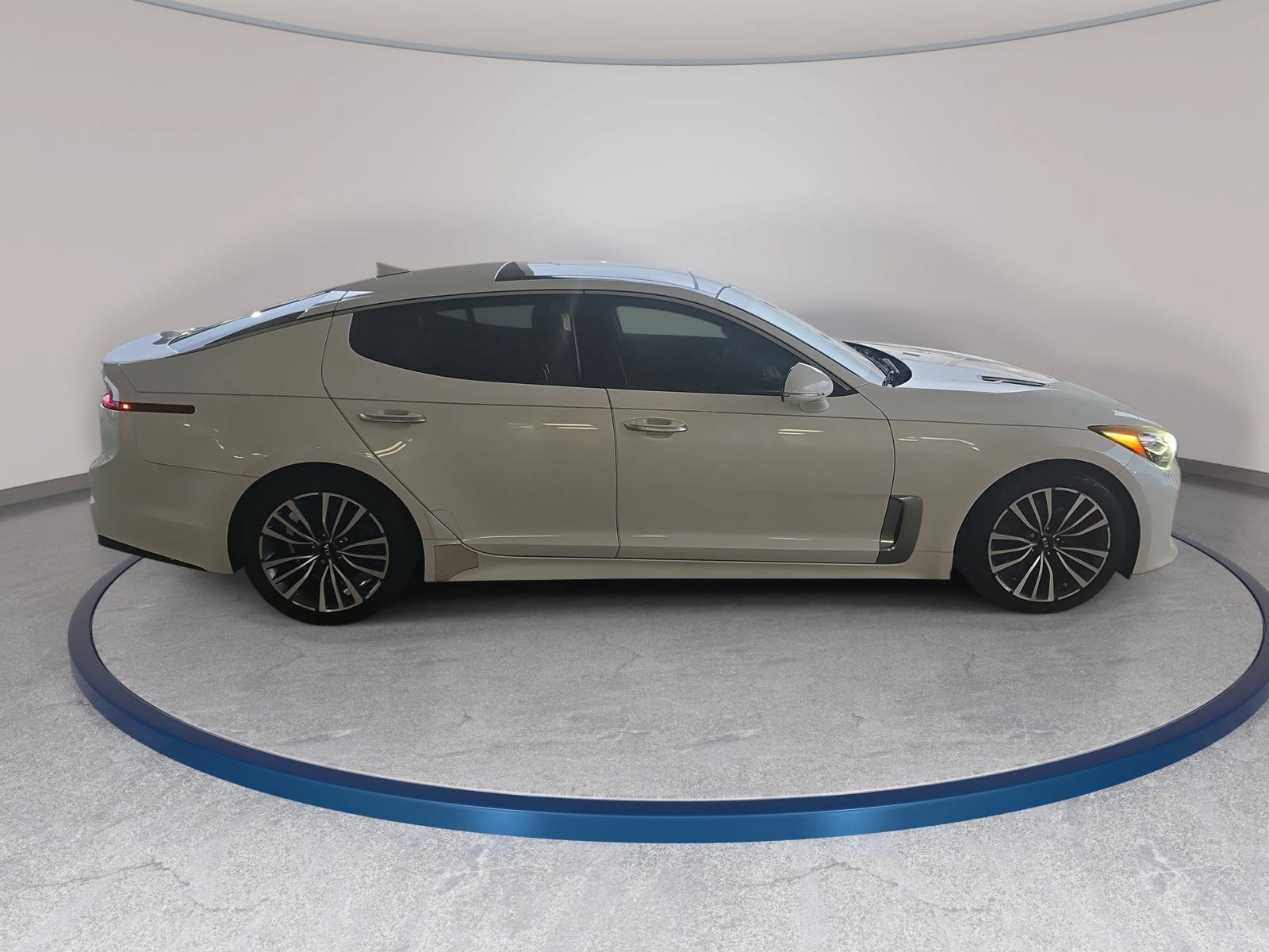 Used 2018 Kia Stinger Premium RWD image 4