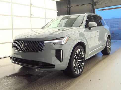 Used 2025 Volvo XC90 B6 Plus image 2