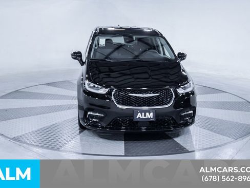 Used 2024 Chrysler Pacifica Touring-L image 15