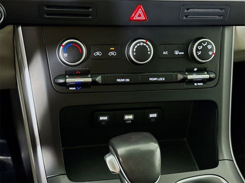 Used 2023 Kia Carnival LX image 8