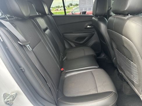 Used 2020 Chevrolet Trax LT w/ LT Convenience Package FWD image 12