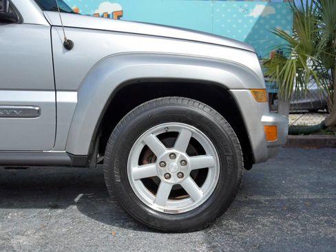 Used 2005 Jeep Liberty Limited image 39