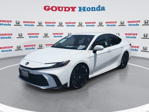 Used 2025 Toyota Camry SE w/ Convenience Package FWD image 4
