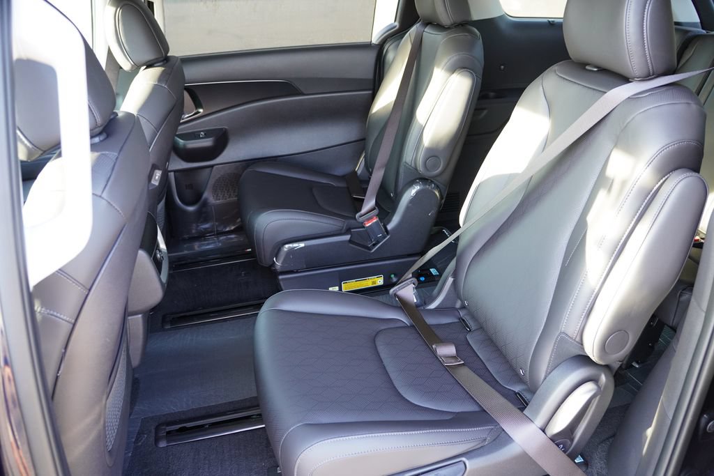 New 2027 Kia Carnival EX FWD image 11