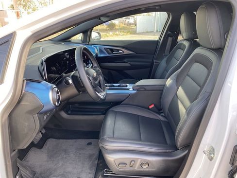 Used 2025 Chevrolet Equinox EV LT w/ Convenience Package image 29