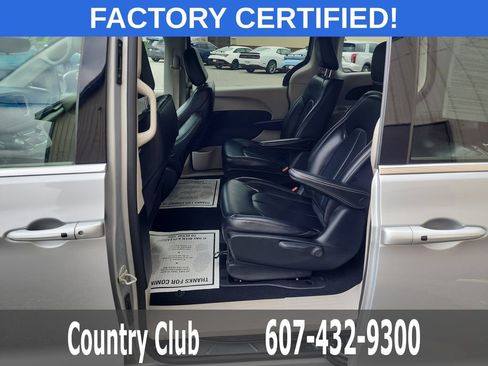 Used 2023 Chrysler Pacifica Touring-L FWD image 21