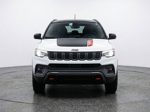 Used 2025 Jeep Compass Trailhawk image 2