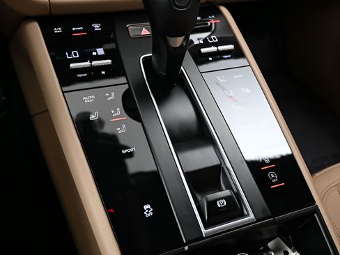 Certified 2023 Porsche Macan AWD/4WD image 15