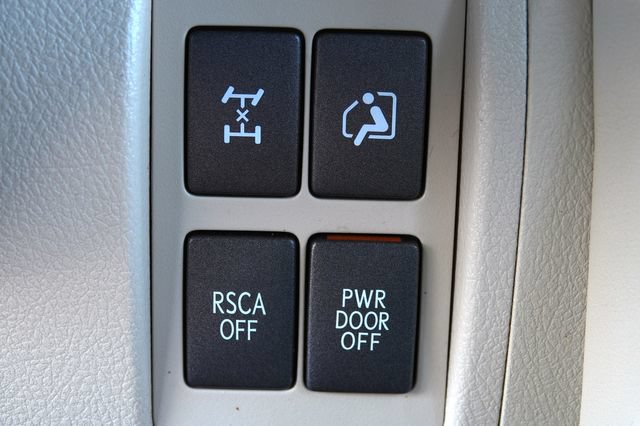 Used 2013 Lexus LX 570 4WD w/ Luxury Pkg w/Pre-crash image 29