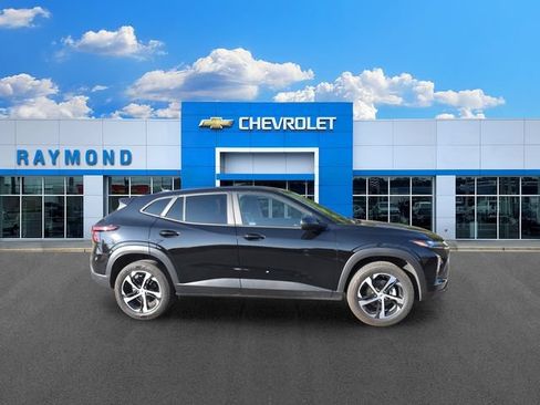 Used 2024 Chevrolet Trax RS w/ Driver Confidence Package FWD image 2